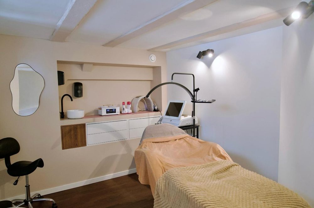 Behandelkamer van The Goddess LAB met moderne apparatuur, Amsterdam