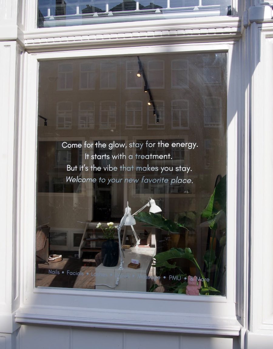 Etalage van The Glo Studios Amsterdam — Come for the glow, stay for the energy