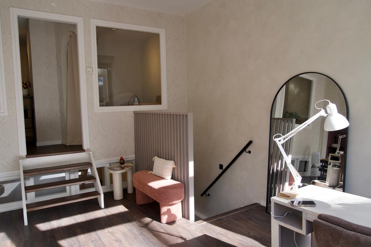 Interieur van beautysalon The Goddess LAB in The Glo Studios aan de Marnixstraat, Amsterdam
